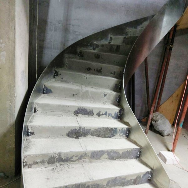 Стеклянное ограждение винтовой лестницы в ресторане SomeMeat г. Москва
