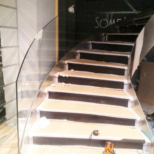 Стеклянное ограждение винтовой лестницы в ресторане SomeMeat г. Москва