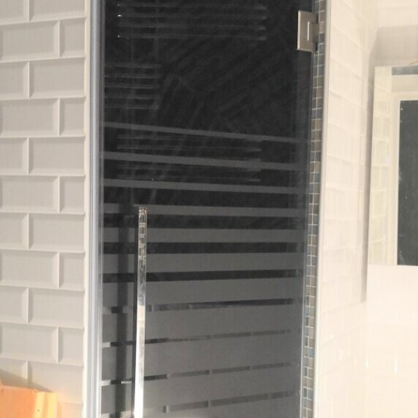 Распашная стеклянная дверь в душевую зону СДК-11727