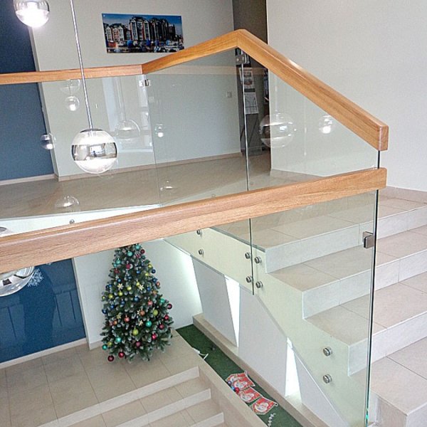 Лестничное стеклянное ограждение с деревянным поручнем СО-3298