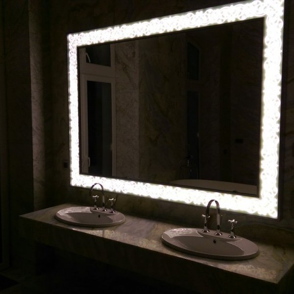 Зеркало с подсветкой в деревянной раме 33-1787