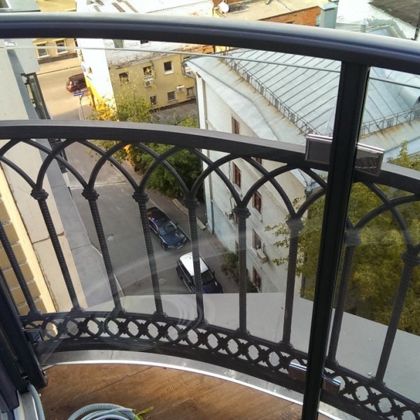 Балконное ограждение из молированного (радиусного) стекла СО-3310