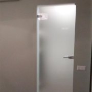 Стеклянная распашная дверь СРПД-11318 - фото 1
