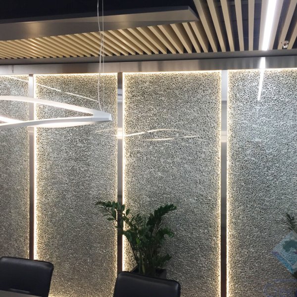 Облицовка стен стеклом и панелями из вспененного алюминия в бизнес-центре г. Москва