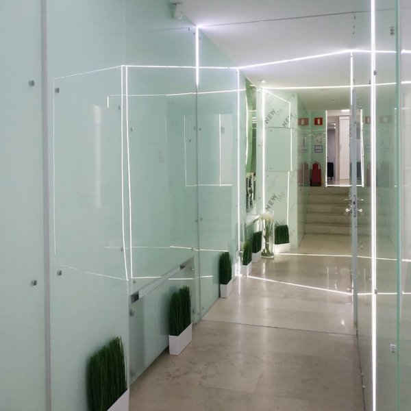 Облицовка стен стеклом в медицинской клинике г. Москва