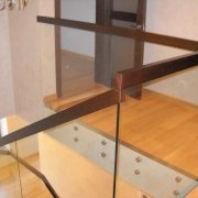Стеклянное лестничное ограждение с деревянным поручнем СО-3246 - фото 2
