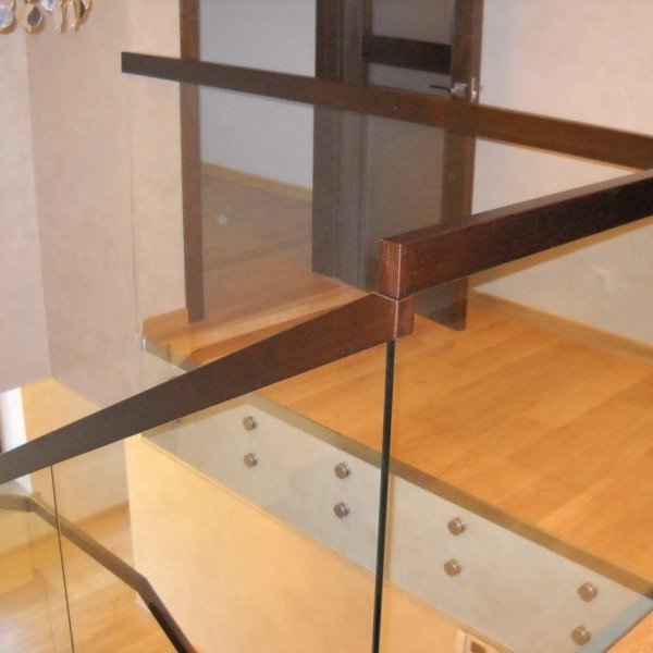Стеклянное лестничное ограждение с деревянным поручнем СО-3246
