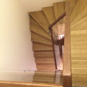 Стеклянное лестничное ограждение с деревянным поручнем СО-3167 - фото 9