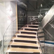 Стеклянное ограждение винтовой лестницы в ресторане SomeMeat г. Москва - фото 7