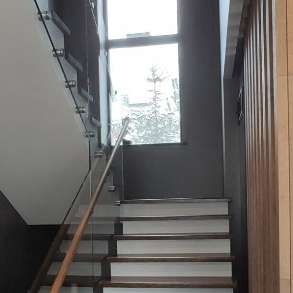 Стеклянное ограждение лестницы с деревянным поручнем СО-3161