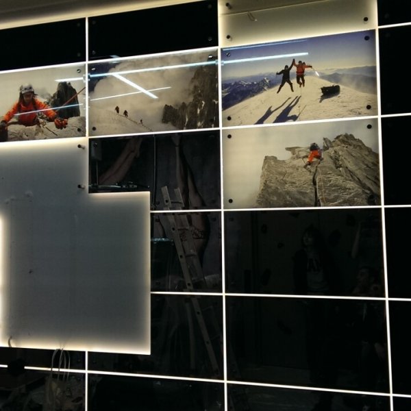 Облицовка стены экранами из однотонного и декорированного УФ-печатью стекла ЭС-9983
