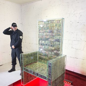 Стеклянный трон с $ 1 млн