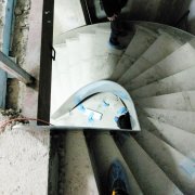 Стеклянное ограждение винтовой лестницы в ресторане SomeMeat г. Москва - фото 4