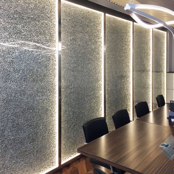 Облицовка стен стеклом и панелями из вспененного алюминия в бизнес-центре г. Москва