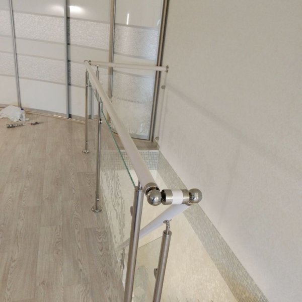 Ограждение лестницы на стойках с заполнением стеклом СО-3249