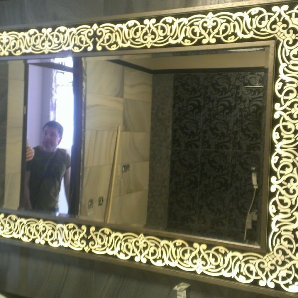 Зеркало с подсветкой в деревянной раме 33-1786
