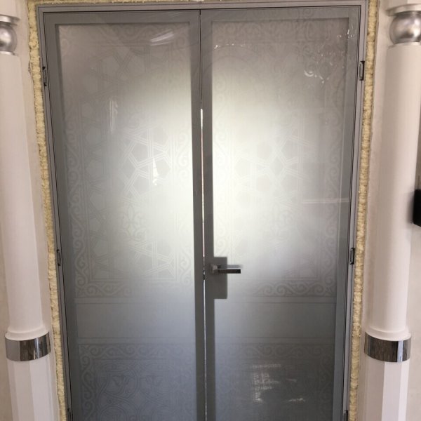 Распашные двери на металлическом каркасе СРПД-3798