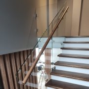 Стеклянное ограждение лестницы с деревянным поручнем СО-3161 - фото 3