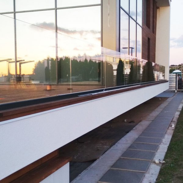 Стеклянное ограждение террасы для частного коттеджа в Московской области