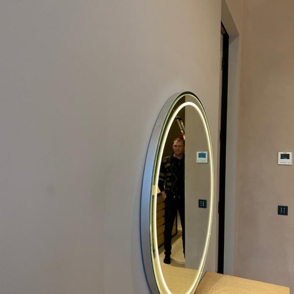 Круглое зеркало с LED-подсветкой в декоративной раме ЗЗ-18952