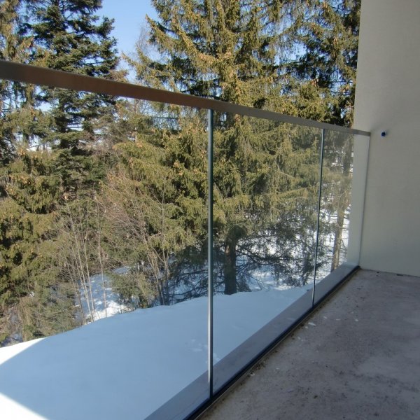 Стеклянное балконное ограждение в профиле с металлическим поручнем СО-3201