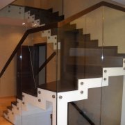 Стеклянное лестничное ограждение с деревянным поручнем СО-3246 - фото 1