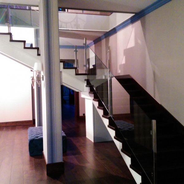 Ограждение лестницы на квадратных стойках с заполнением стеклом СО-3170