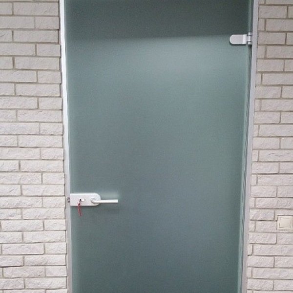 Стеклянная распашная дверь СРПД-3682
