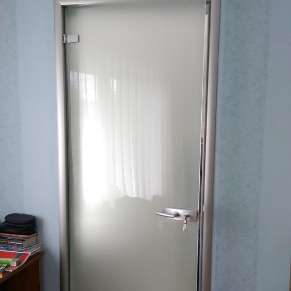 Стеклянная распашная дверь СРПД-7453