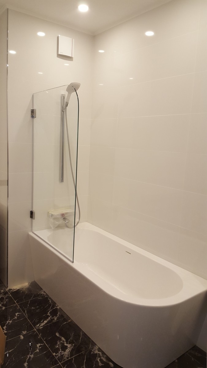 Стеклянные шторы для ванной: как выбрать и установить?